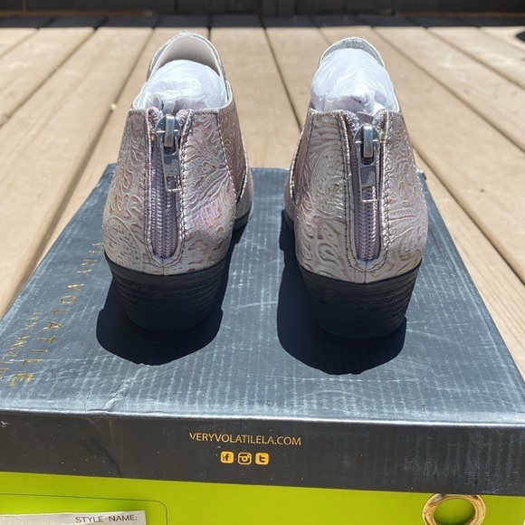 Very Volatile glossy silver floral cloth strap ankle booties size 6.5 - Picture 4 of 12